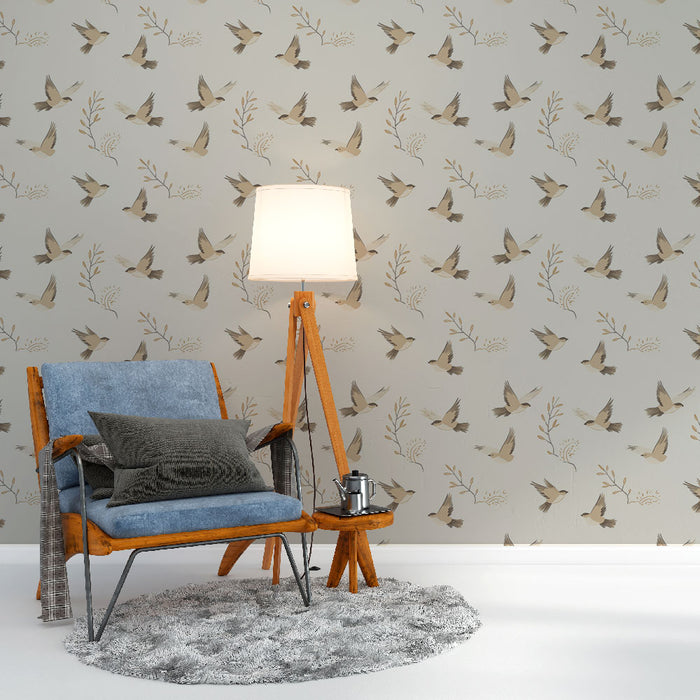 Un salon accueillant avec un papier peint aux motifs de petits oiseaux en vol sur fond beige, créant une atmosphère douce et apaisante.
