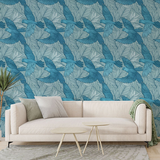 Un salon lumineux avec un papier peint tropical bleu représentant des perroquets en vol sur un fond de feuillage, créant une atmosphère vivante et exotique.