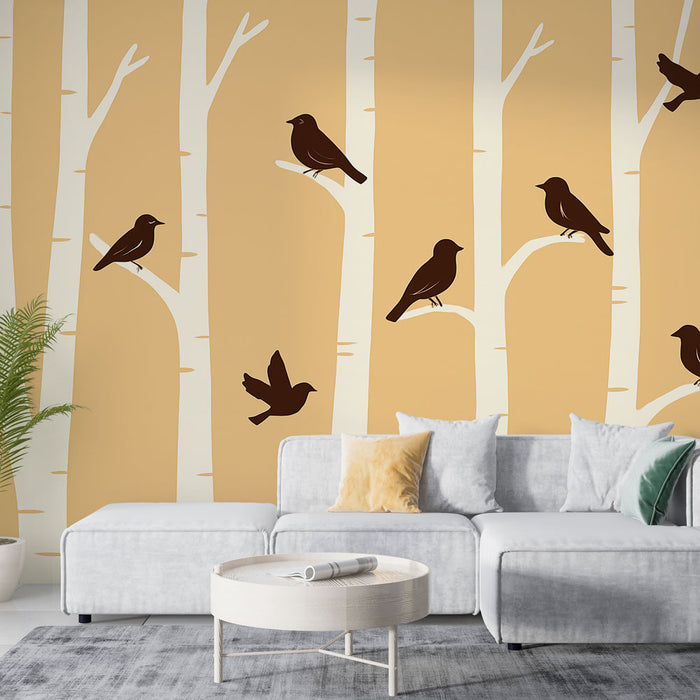 Un salon moderne avec un papier peint représentant des arbres blancs sur fond beige, ornés de silhouettes d'oiseaux noirs, créant une atmosphère chaleureuse et naturelle.