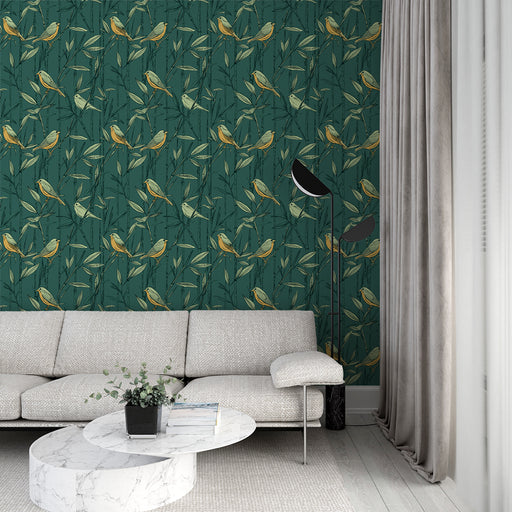 Un salon moderne avec un papier peint tropical vert émeraude orné de délicats oiseaux et feuillages, créant une atmosphère vivante et apaisante.