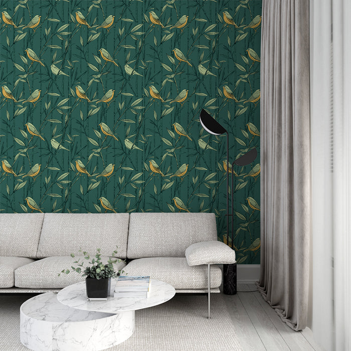 Un salon moderne avec un papier peint tropical vert émeraude orné de délicats oiseaux et feuillages, créant une atmosphère vivante et apaisante.