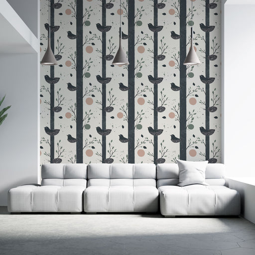 Un salon moderne avec un papier peint illustrant des arbres stylisés, des oiseaux et des éléments naturels sur un fond clair, créant une ambiance douce et accueillante.