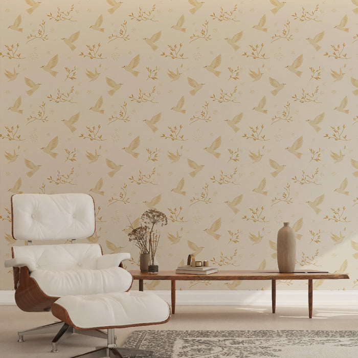 Une pièce moderne avec un papier peint délicat aux motifs d'oiseaux et de branches dans des teintes beige et doré, créant une ambiance apaisante et naturelle.