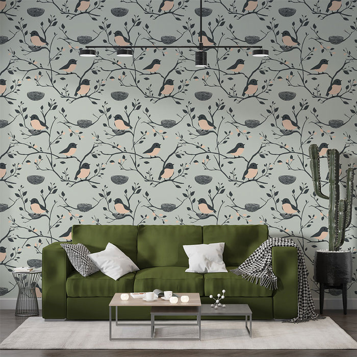 Un salon moderne avec un papier peint floral représentant des oiseaux et des branches sur fond bleu clair, créant une atmosphère douce et accueillante.