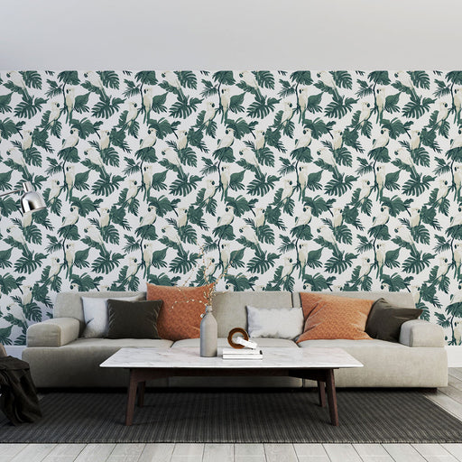 Un salon moderne avec un papier peint tropical aux motifs de grandes feuilles vertes et de fleurs blanches, créant une atmosphère fraîche et accueillante.
