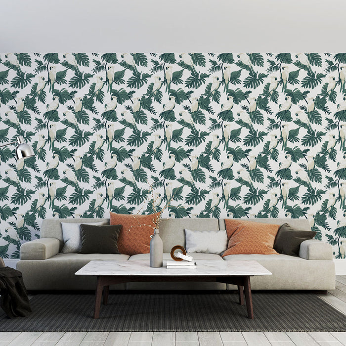 Un salon moderne avec un papier peint tropical aux motifs de grandes feuilles vertes et de fleurs blanches, créant une atmosphère fraîche et accueillante.
