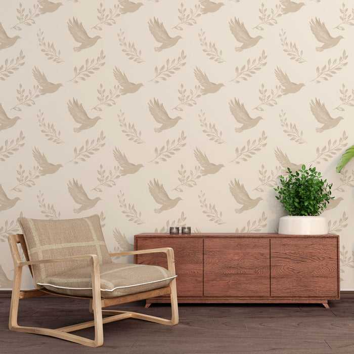 Une pièce lumineuse avec un papier peint aux motifs de oiseaux et de feuillage dans des teintes beige, créant une atmosphère douce et apaisante.