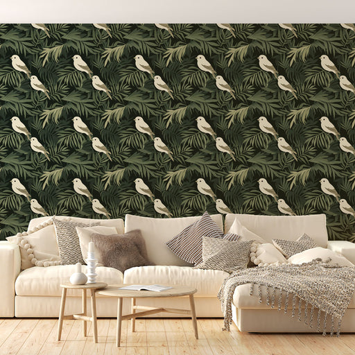 Un salon lumineux avec un papier peint tropical vert foncé orné de feuilles luxuriantes et de délicats oiseaux blancs, créant une atmosphère apaisante et naturelle.