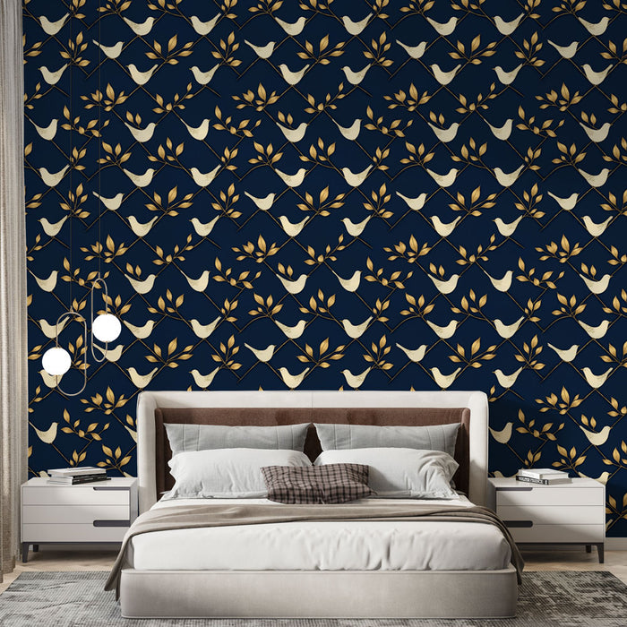 Une chambre moderne avec un papier peint bleu nuit orné de motifs de feuilles dorées et d'oiseaux stylisés, créant une ambiance élégante et apaisante.