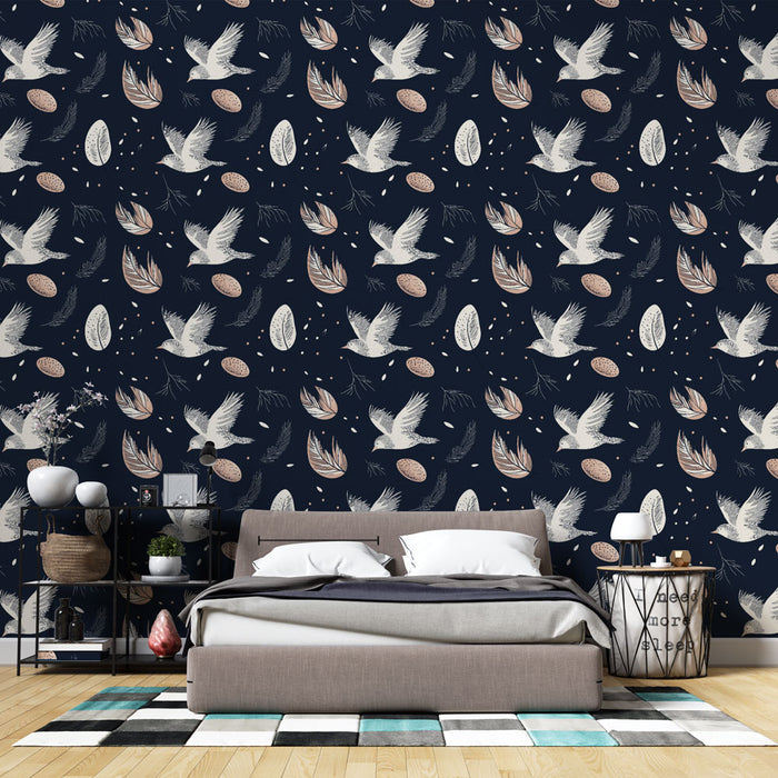 Une chambre moderne avec un papier peint bleu nuit orné de motifs d'oiseaux et de feuilles dans des teintes douces, créant une atmosphère apaisante et naturelle.