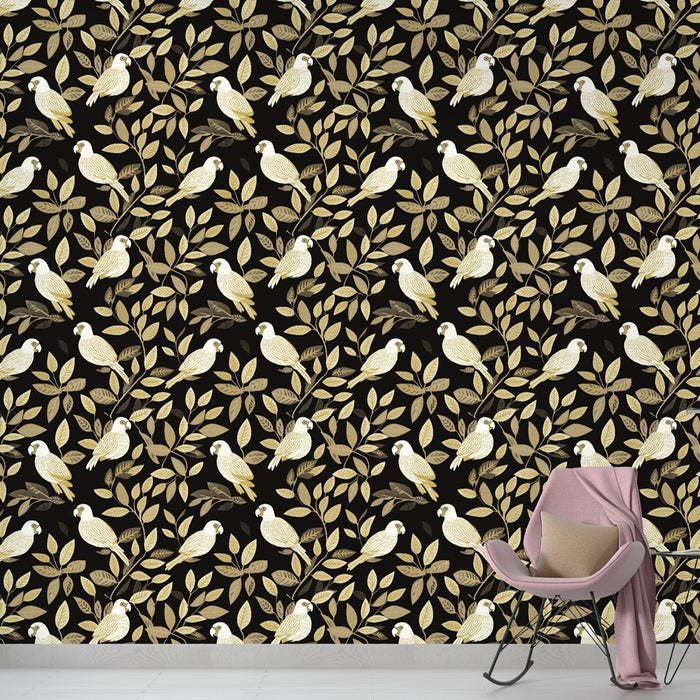 Un salon moderne avec un papier peint noir aux motifs de feuilles dorées et d'oiseaux blancs, créant une ambiance élégante et chaleureuse.