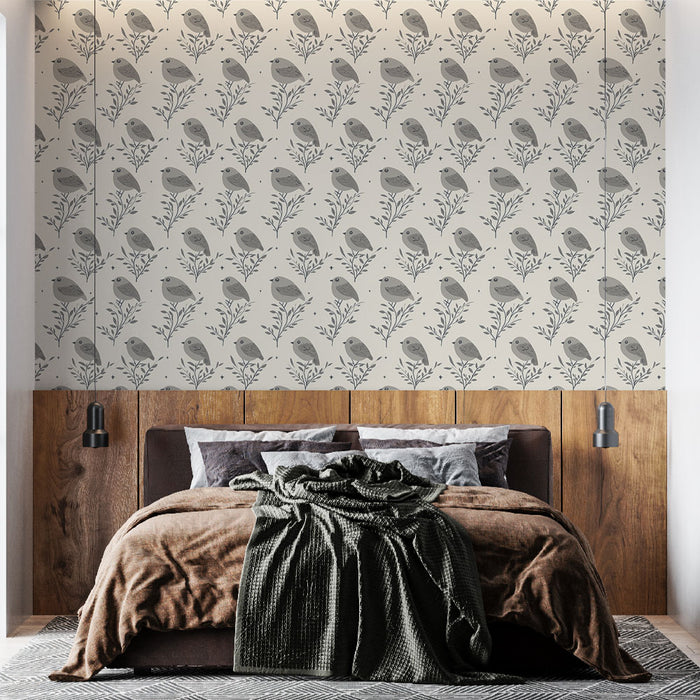 Une chambre chaleureuse avec un papier peint délicat représentant des oiseaux gris sur fond beige, créant une ambiance apaisante et naturelle.