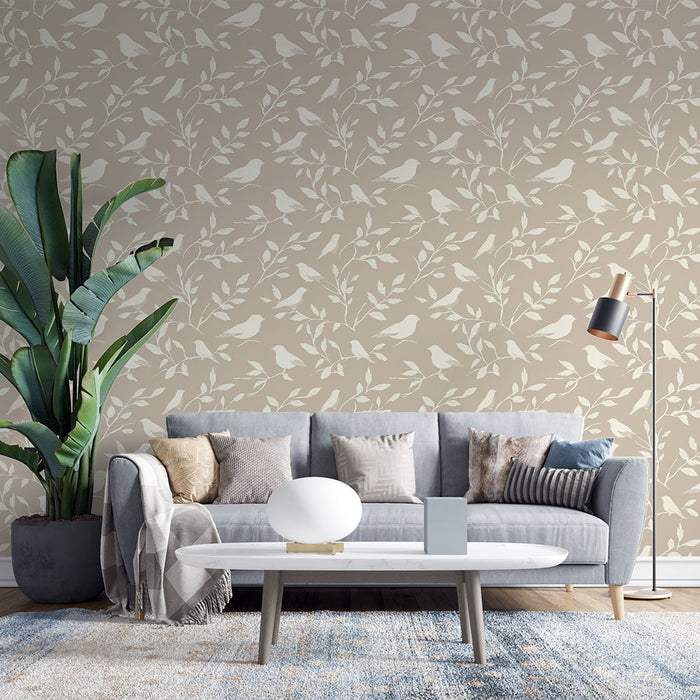Un salon moderne avec un papier peint beige orné de motifs de feuilles et d'oiseaux blancs, créant une ambiance douce et naturelle.
