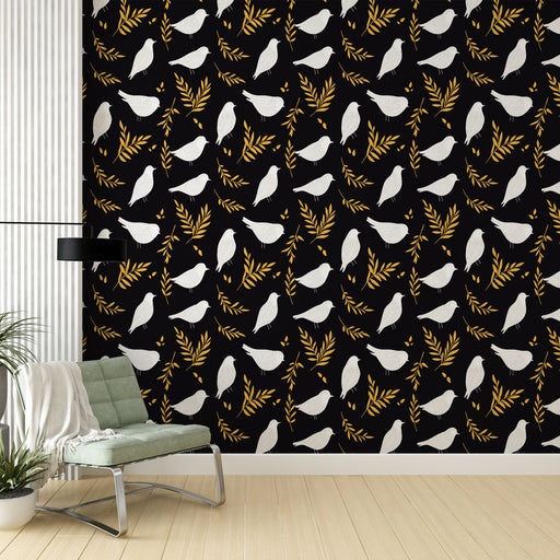 Une pièce moderne avec un papier peint noir orné de motifs de oiseaux blancs et de feuillages dorés, créant une ambiance élégante et chaleureuse.