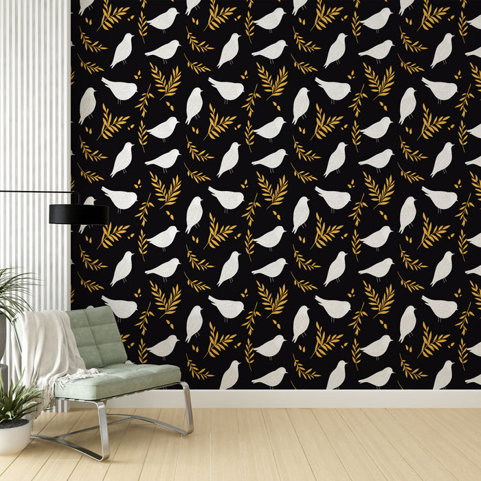 Une pièce moderne avec un papier peint noir orné de motifs de oiseaux blancs et de feuillages dorés, créant une ambiance élégante et chaleureuse.