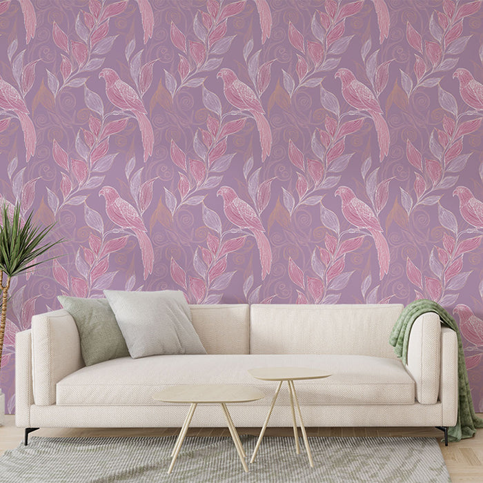 Un salon moderne avec un papier peint floral violet orné de motifs de feuilles et d'oiseaux roses, créant une ambiance douce et accueillante.