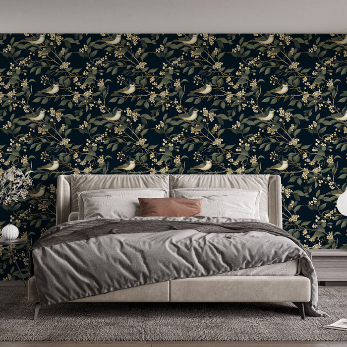 Une chambre élégante avec un papier peint floral bleu nuit orné de délicates branches et oiseaux, créant une atmosphère apaisante et naturelle.