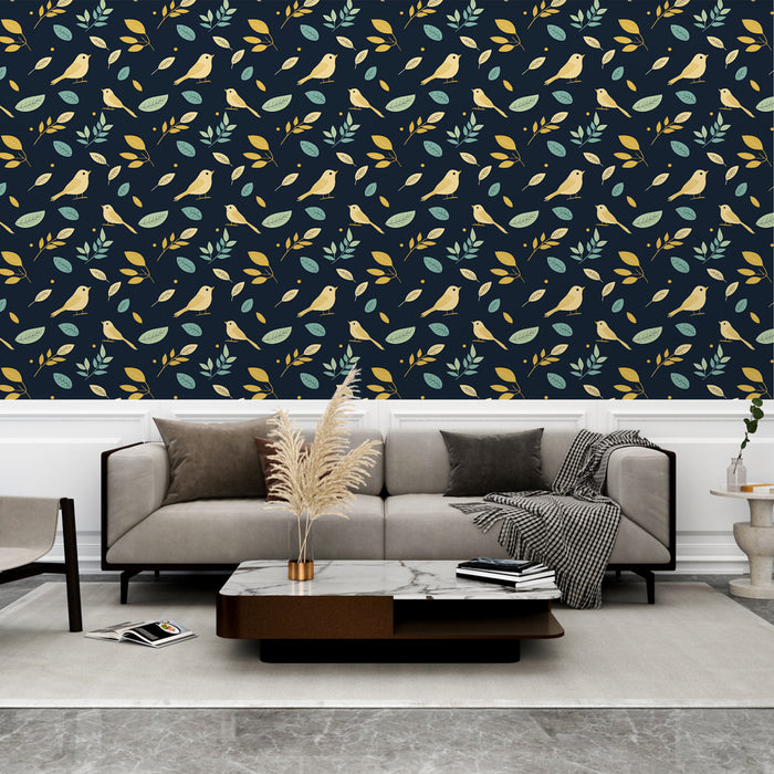 Un salon moderne avec un papier peint bleu nuit orné de motifs de petits oiseaux jaunes et de feuilles vertes, créant une ambiance chaleureuse et accueillante.