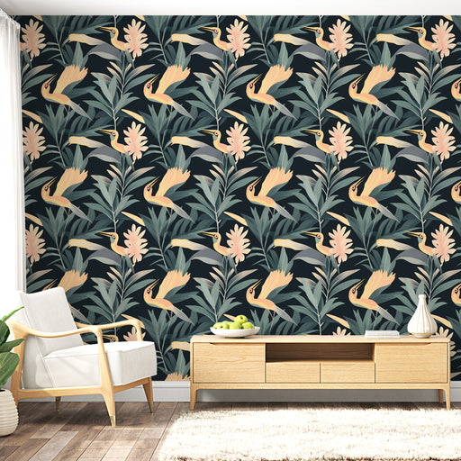Un salon moderne avec un papier peint tropical aux motifs de fleurs et d'oiseaux sur fond noir, créant une ambiance vivante et exotique.