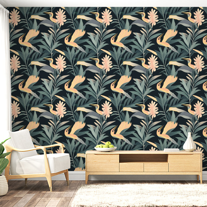 Un salon moderne avec un papier peint tropical aux motifs de fleurs et d'oiseaux sur fond noir, créant une ambiance vivante et exotique.