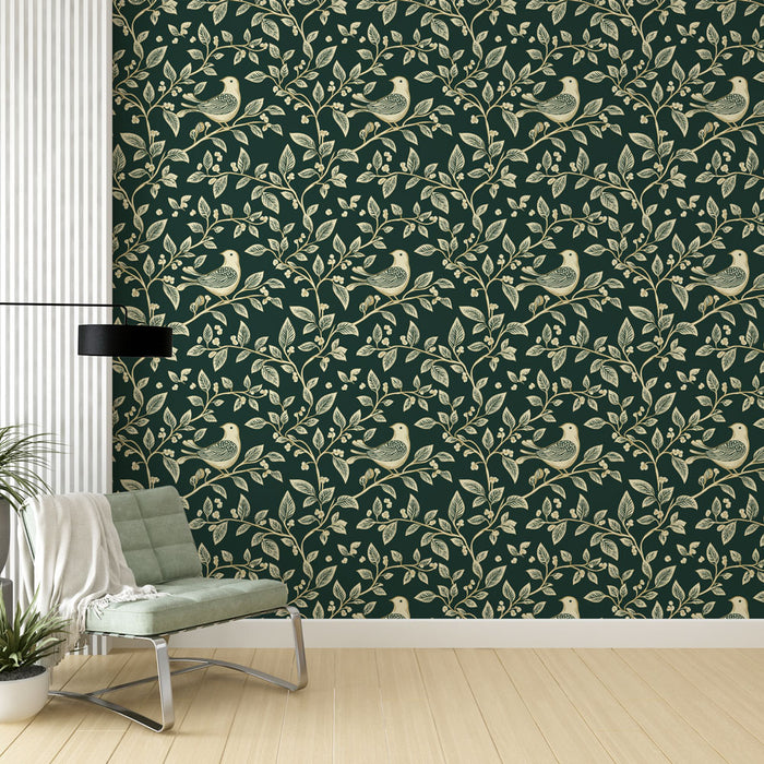 Une pièce moderne avec un papier peint floral vert foncé orné de délicates branches et d'oiseaux aux teintes crème, créant une atmosphère chaleureuse et naturelle.