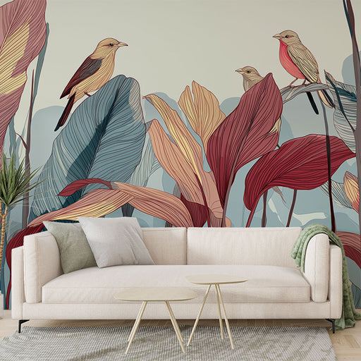 Un salon moderne avec un papier peint tropical représentant des oiseaux colorés perchés sur de grandes feuilles aux teintes chaudes et apaisantes.