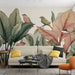 Un salon moderne avec un papier peint tropical représentant de grandes feuilles aux teintes douces et des oiseaux colorés, créant une ambiance vivante et apaisante.
