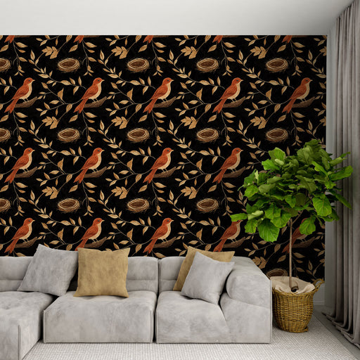 Un salon moderne avec un papier peint noir orné de motifs de oiseaux roux et de branches dorées, créant une ambiance chaleureuse et naturelle.