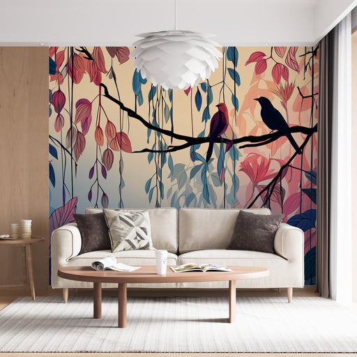 Un salon lumineux avec un papier peint illustrant des oiseaux colorés perchés sur une branche, entourés de feuillages stylisés aux teintes douces et apaisantes.