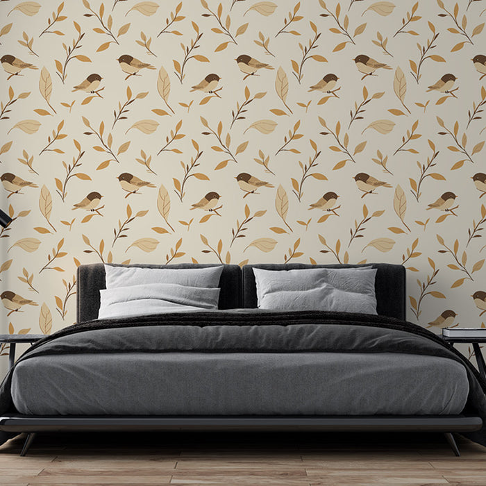 Une chambre moderne avec un papier peint aux motifs de petits oiseaux et de feuilles dans des teintes beige et brune, créant une ambiance douce et naturelle.