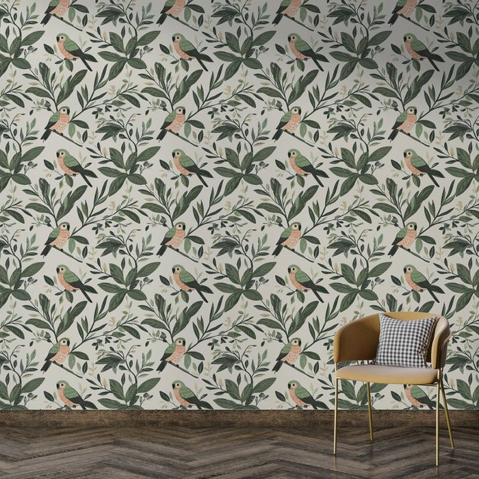 Une pièce élégante avec un papier peint floral représentant des oiseaux colorés sur des branches feuillues, créant une atmosphère naturelle et vivante.