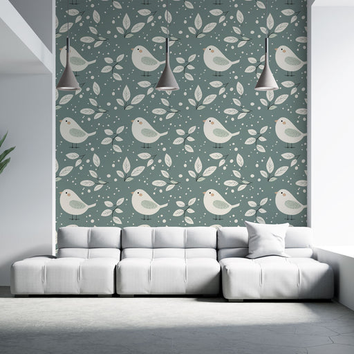 Un salon moderne avec un papier peint aux motifs de petits oiseaux et de feuilles sur fond bleu-vert, créant une atmosphère fraîche et apaisante.