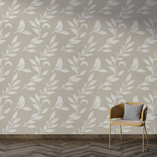 Une pièce moderne avec un papier peint beige orné de motifs de feuilles et d'oiseaux blancs, créant une ambiance douce et apaisante.