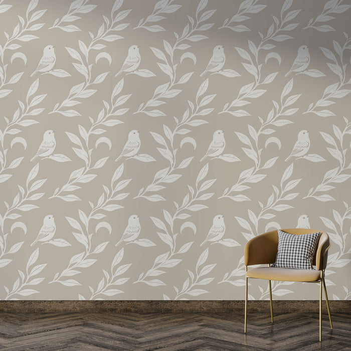 Une pièce moderne avec un papier peint beige orné de motifs de feuilles et d'oiseaux blancs, créant une ambiance douce et apaisante.