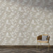 Une pièce moderne avec un papier peint beige orné de motifs de feuilles et d'oiseaux blancs, créant une ambiance douce et apaisante.