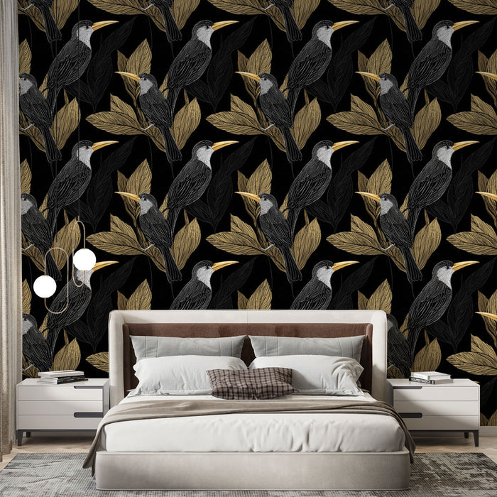 Une chambre moderne avec un papier peint noir orné de motifs de oiseaux et de feuilles dorées, créant une ambiance élégante et audacieuse.
