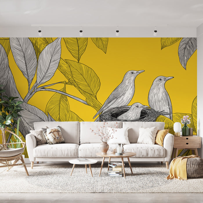 Un salon lumineux avec un papier peint illustrant des oiseaux en noir et blanc entourés de grandes feuilles sur fond jaune, créant une ambiance joyeuse et naturelle.