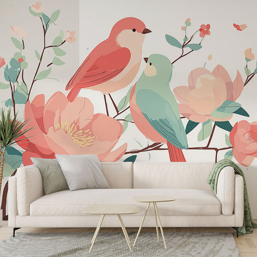 Un salon lumineux avec un papier peint floral représentant des oiseaux colorés et de grandes fleurs roses, créant une ambiance douce et joyeuse.