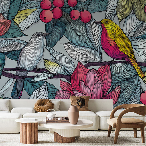 Un salon moderne avec un papier peint floral vibrant représentant des oiseaux colorés et des feuilles stylisées sur un fond gris apaisant.