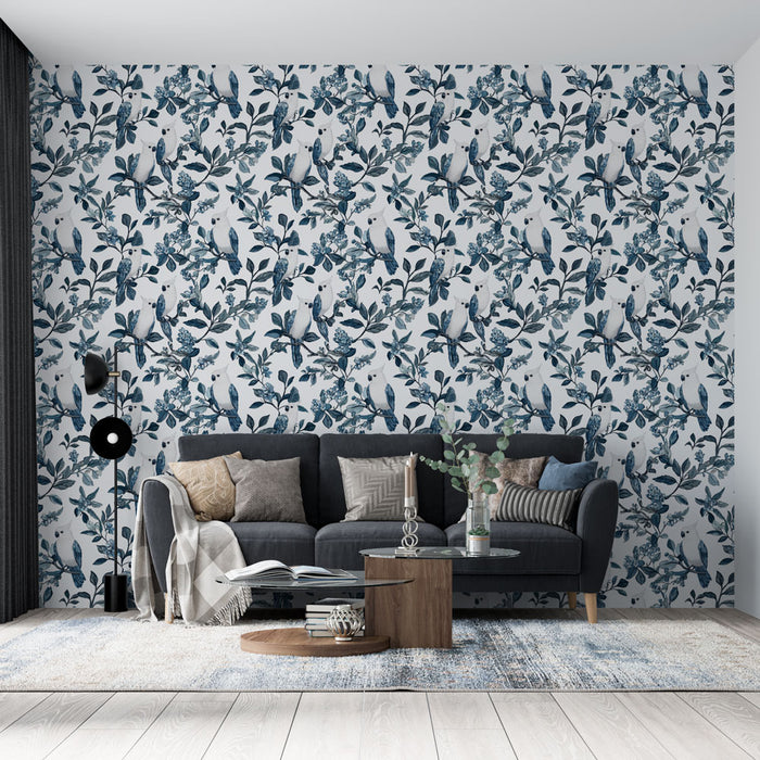 Un salon moderne avec un papier peint floral bleu et blanc, représentant des oiseaux et des feuillages, créant une ambiance fraîche et apaisante.