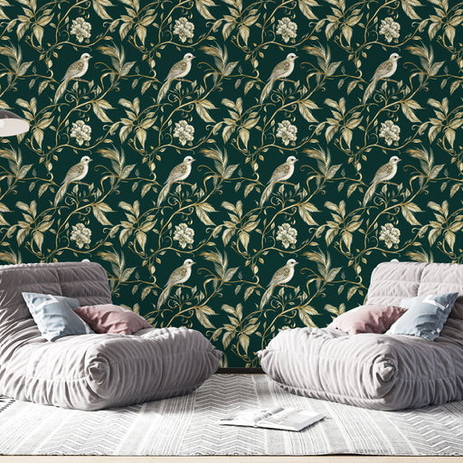 Un salon contemporain avec un papier peint floral vert foncé orné de motifs de fleurs et d'oiseaux dorés créant une atmosphère élégante et chaleureuse.