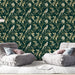 Un salon contemporain avec un papier peint floral vert foncé orné de motifs de fleurs et d'oiseaux dorés créant une atmosphère élégante et chaleureuse.