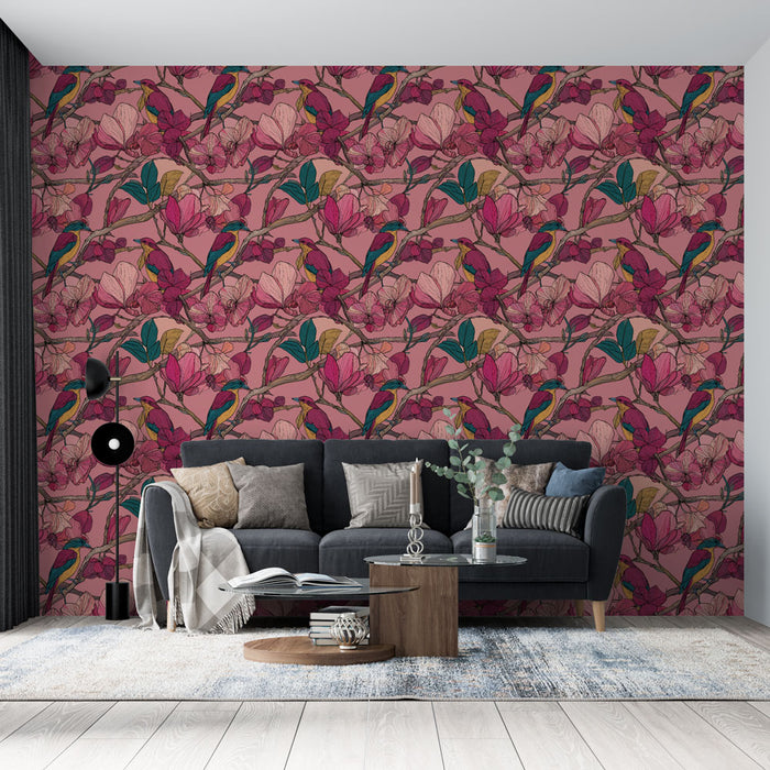Un salon moderne avec un papier peint floral aux motifs vibrants de fleurs roses et d'oiseaux colorés sur fond mauve, créant une atmosphère chaleureuse et accueillante.