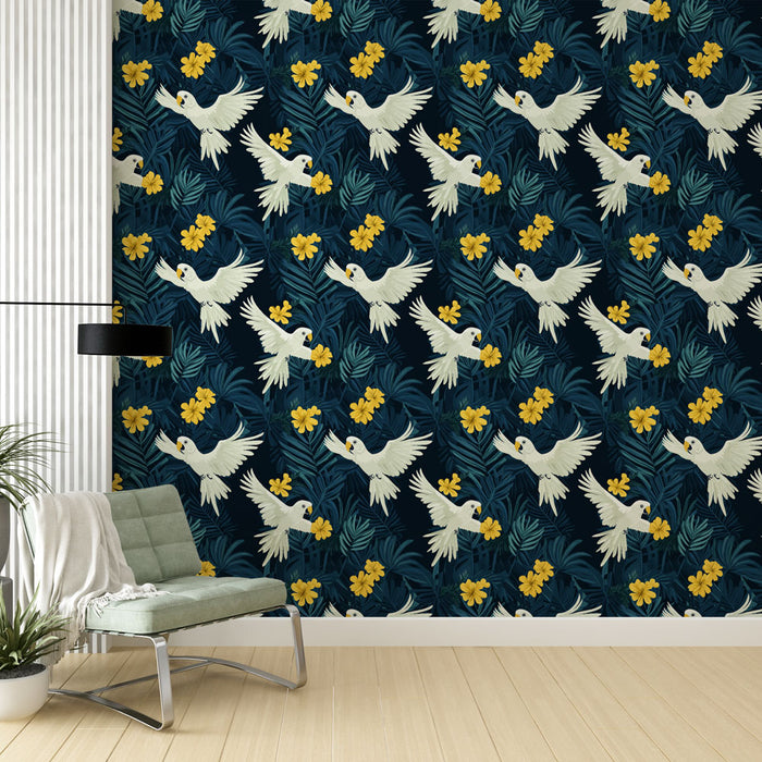 Une pièce moderne avec un papier peint tropical bleu nuit orné de perroquets blancs et de fleurs jaunes, créant une ambiance vivante et exotique.