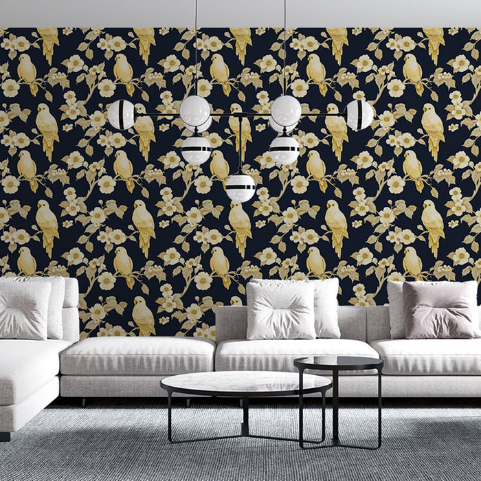 Un salon moderne avec un papier peint floral bleu nuit illustrant des oiseaux dorés perchés sur des branches fleuries, créant une atmosphère élégante et chaleureuse.