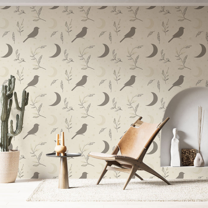 Une pièce lumineuse avec un papier peint aux motifs d'oiseaux et de lunes dans des teintes douces, créant une atmosphère apaisante et naturelle.