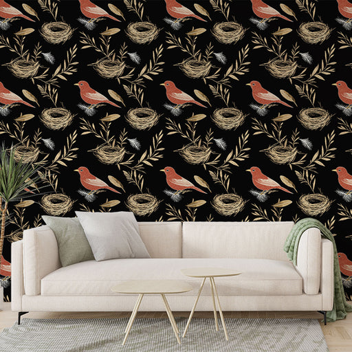 Un salon moderne avec un papier peint noir illustré de motifs de oiseaux rouges et de nids, créant une ambiance chaleureuse et naturelle.