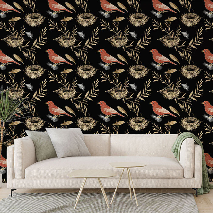 Un salon moderne avec un papier peint noir illustré de motifs de oiseaux rouges et de nids, créant une ambiance chaleureuse et naturelle.