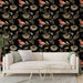Un salon moderne avec un papier peint noir illustré de motifs de oiseaux rouges et de nids, créant une ambiance chaleureuse et naturelle.