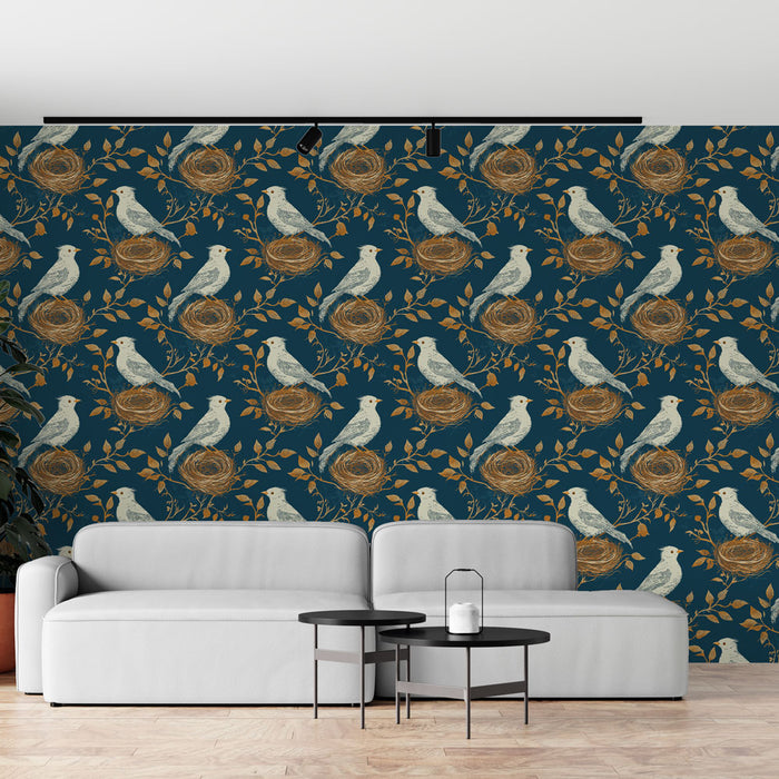 Un salon moderne avec un papier peint bleu nuit orné de motifs de oiseaux et de nids, créant une ambiance chaleureuse et naturelle.